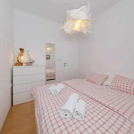 Candela, No 1 Apartment *