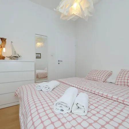Candela, No 1 Apartment