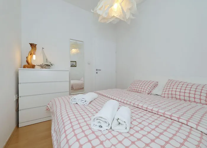 Candela, No 1 Apartment